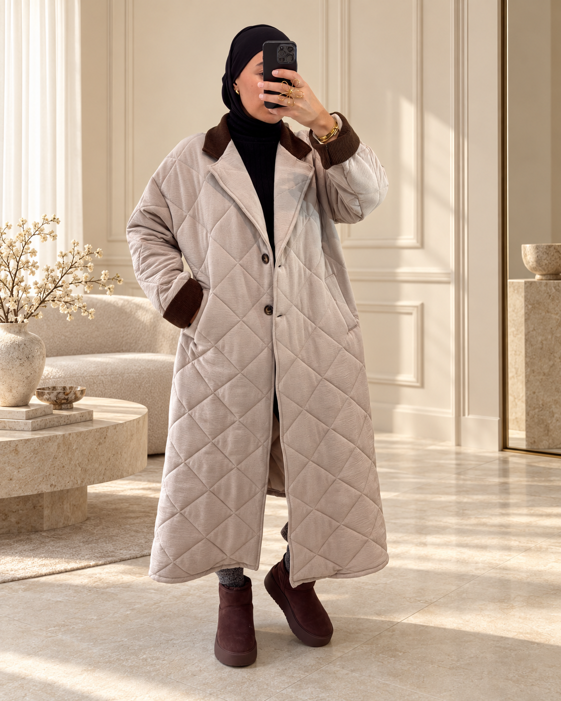 Manteau long matelassé à col contrastant