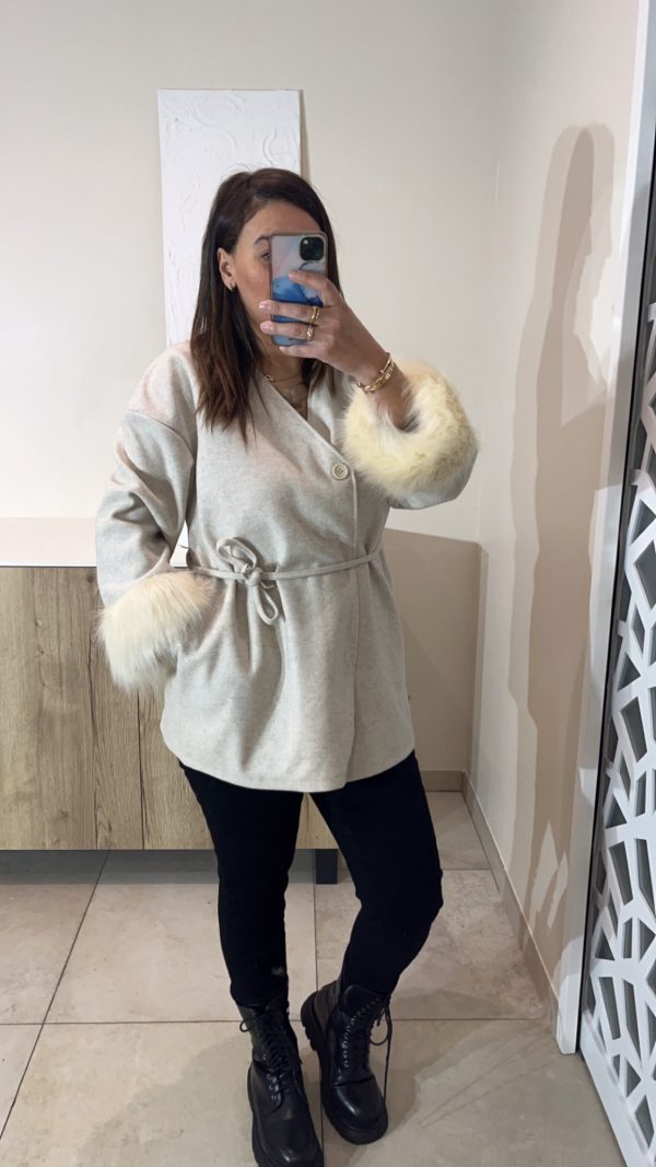 Manteau manches fourrure beige court