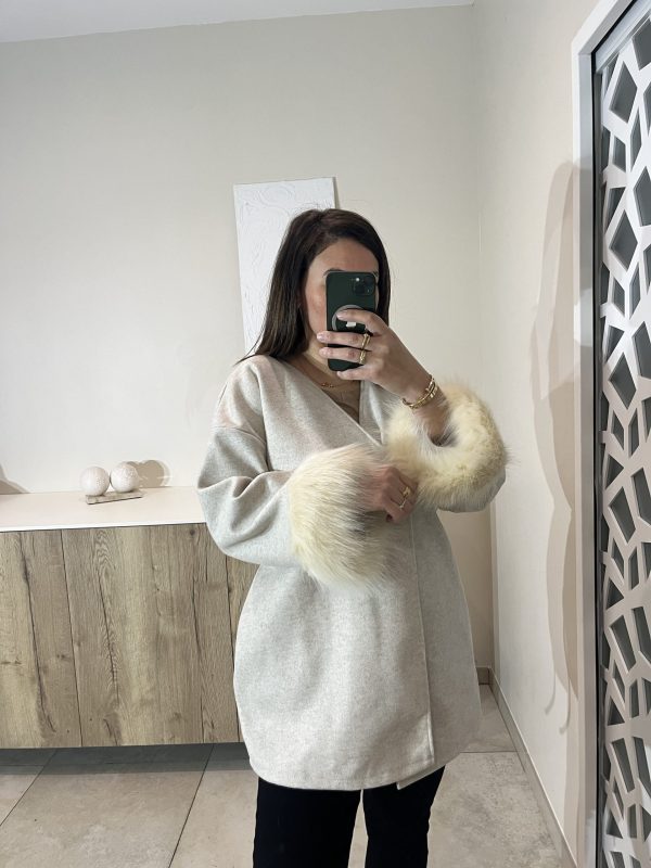 Manteau manches fourrure beige court