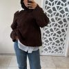 Pull oversize torsadé gris – col montant marron