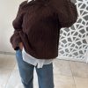Pull oversize torsadé gris – col montant marron