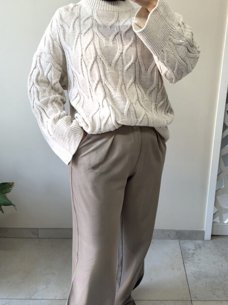 Pull oversize torsadé beige – col montant