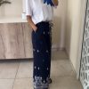 cjykmlnuyxbjagf0lzezljq0ljaundugkglqag9uzte0ldu7iglpuyaxni4xlji7igd6axapiai Pantalon marine