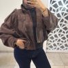 À Veste trench court oversize en daim marron – style moderne et élégant