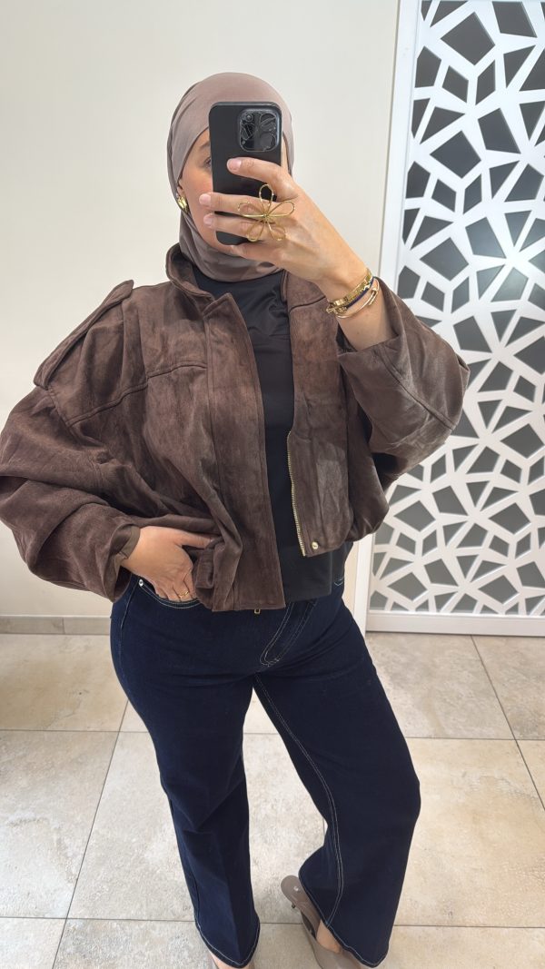 À Veste trench court oversize en daim marron – style moderne et élégant