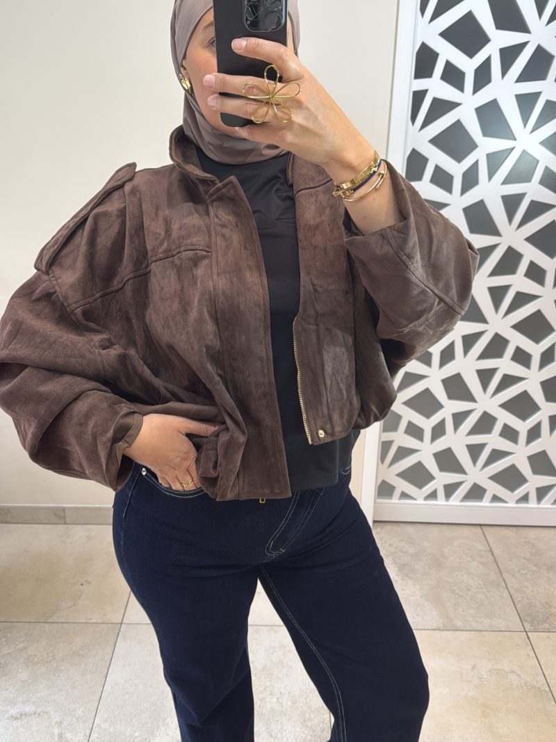 À Veste trench court oversize en daim marron – style moderne et élégant