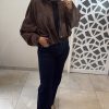À Veste trench court oversize en daim marron – style moderne et élégant