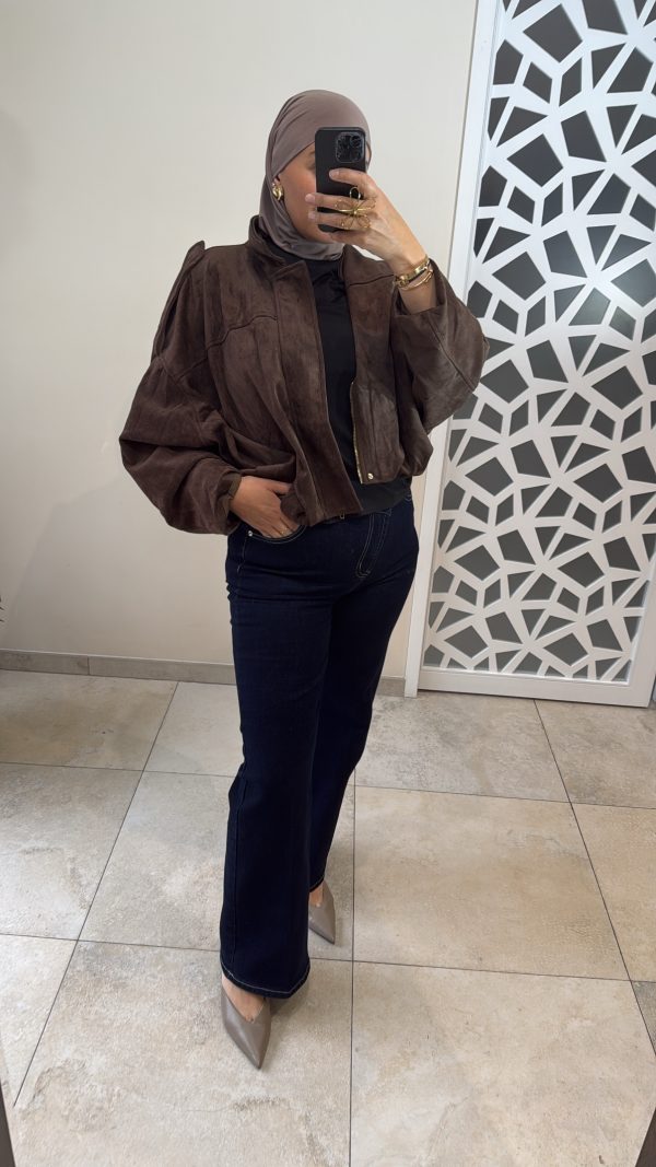 À Veste trench court oversize en daim marron – style moderne et élégant