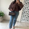 À Veste trench court oversize en daim marron – style moderne et élégant
