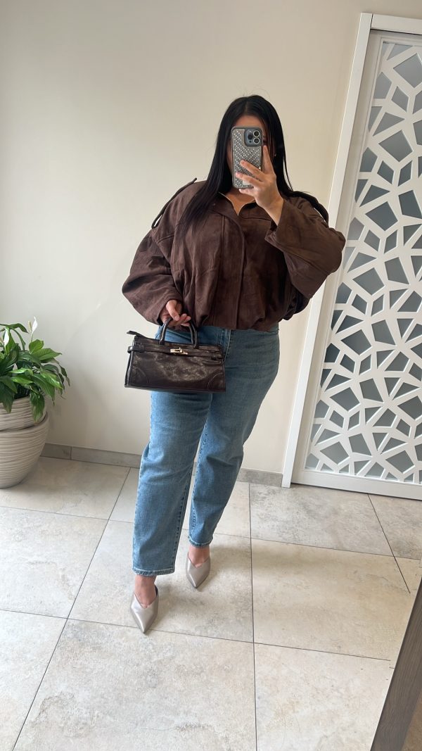 À Veste trench court oversize en daim marron – style moderne et élégant