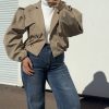cjukmvnuyxbjagf0lzezlju4ljeumcaoavbob25lmtcsmtsgau9tide4ljyumjsgz3ppcckgag-11 Veste courte taupe