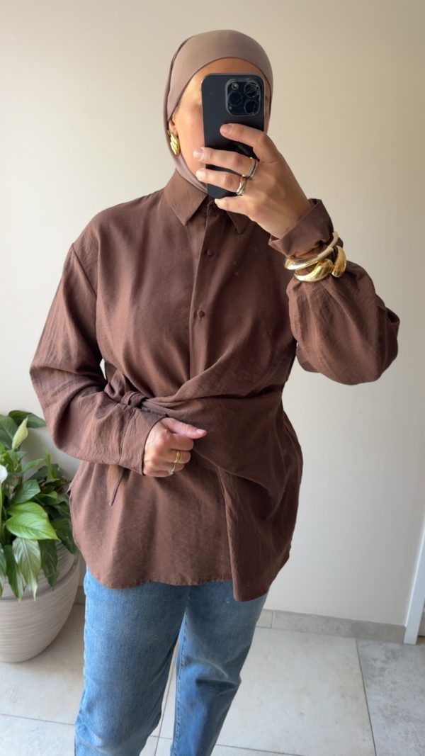 cjykmlnuyxbjagf0lzezlju5ljaunjagkglqag9uzte3lde7iglpuyaxoc42lji7igd6axapiai-31 Chemise à nouer marron