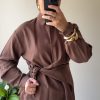 cjykmlnuyxbjagf0lzezlju5ljaunjagkglqag9uzte3lde7iglpuyaxoc42lji7igd6axapiai-32 Chemise à nouer marron