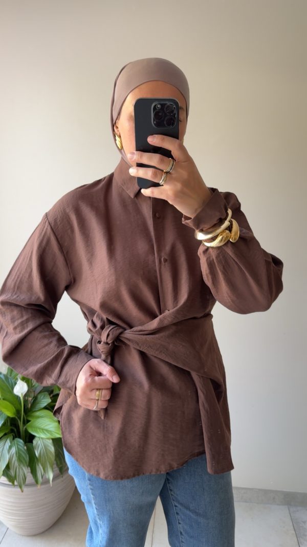 cjykmlnuyxbjagf0lzezlju5ljaunjagkglqag9uzte3lde7iglpuyaxoc42lji7igd6axapiai-32 Chemise à nouer marron