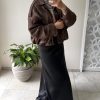 À Veste trench court oversize en daim marron – style moderne et élégant
