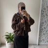 À Veste trench court oversize en daim marron – style moderne et élégant