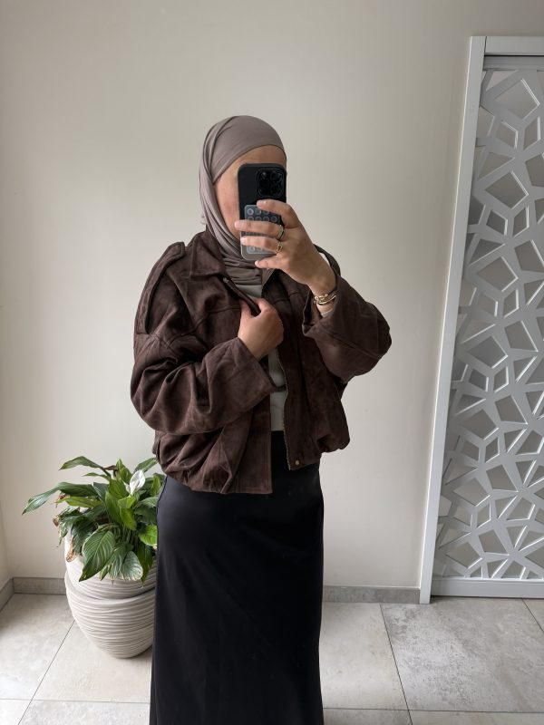 À Veste trench court oversize en daim marron – style moderne et élégant