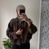 À Veste trench court oversize en daim marron – style moderne et élégant
