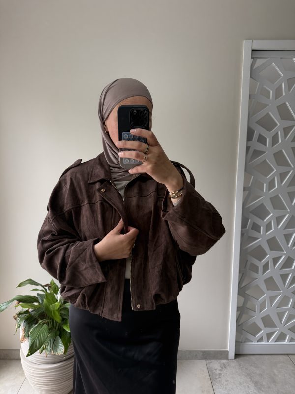 À Veste trench court oversize en daim marron – style moderne et élégant