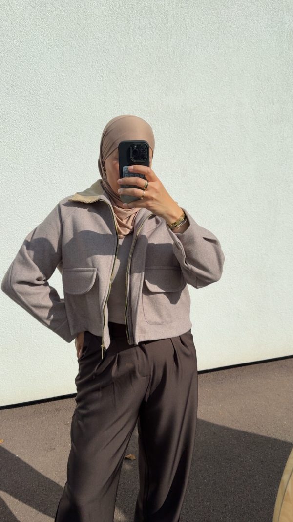 cjmkl1nuyxbjagf0lzezljywljeumcaoavbob25lmtcsmtsgau9tide4ljc7igd6axapiai-11 Veste col velours beige