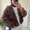 À Veste trench court oversize en daim marron – style moderne et élégant