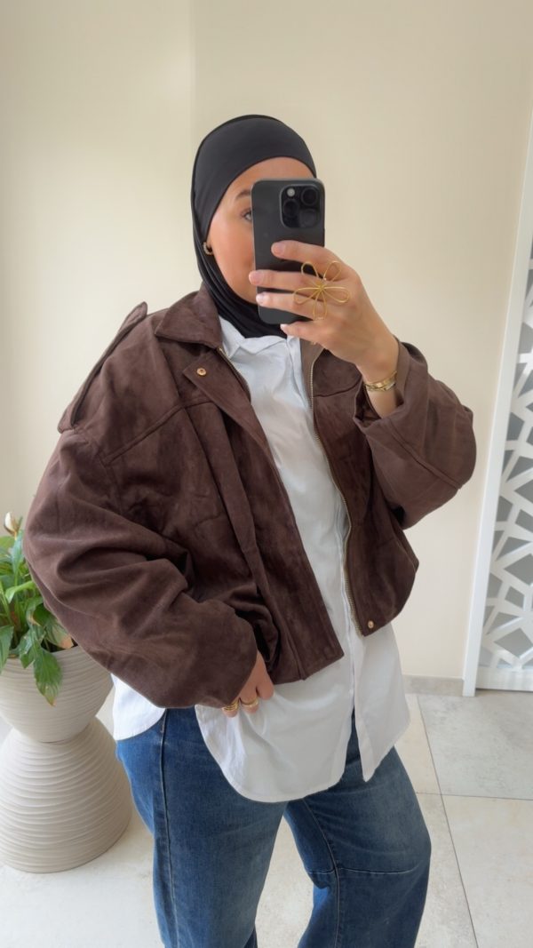 À Veste trench court oversize en daim marron – style moderne et élégant