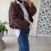 À Veste trench court oversize en daim marron – style moderne et élégant