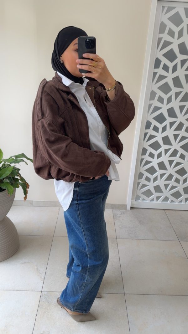 À Veste trench court oversize en daim marron – style moderne et élégant