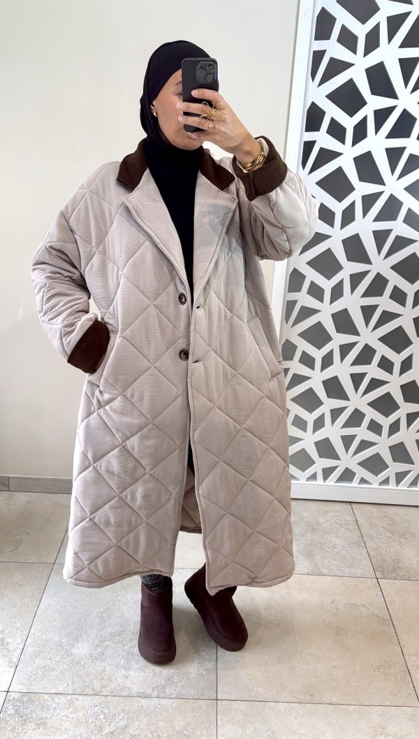Manteau long matelassé marron à col contrastant taupe