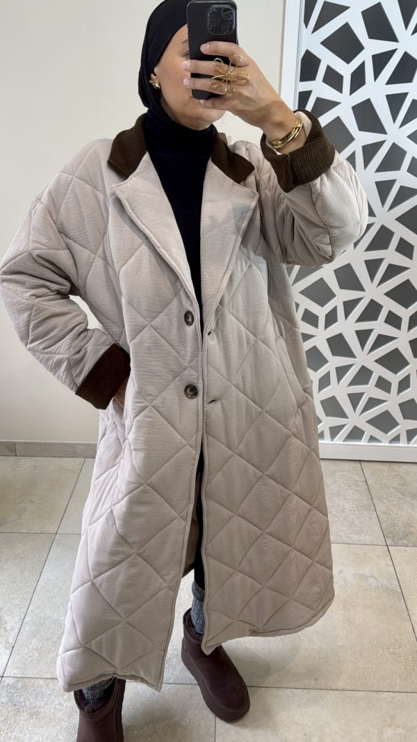 Manteau long matelassé marron à col contrastant taupe