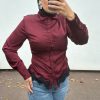 Chemise satinée avec finition dentelle – élégance et féminité bordeaux