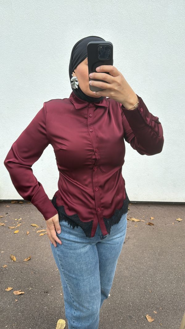 Chemise satinée avec finition dentelle – élégance et féminité bordeaux