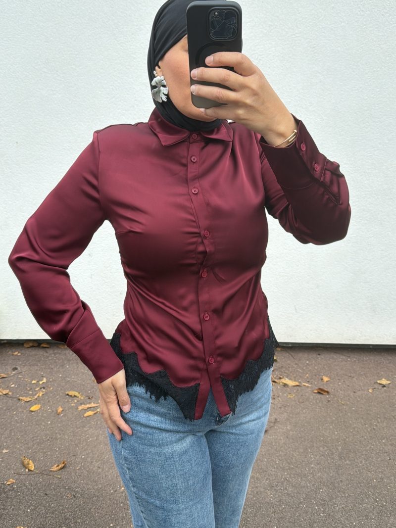 Chemise satinée avec finition dentelle – élégance et féminité bordeaux
