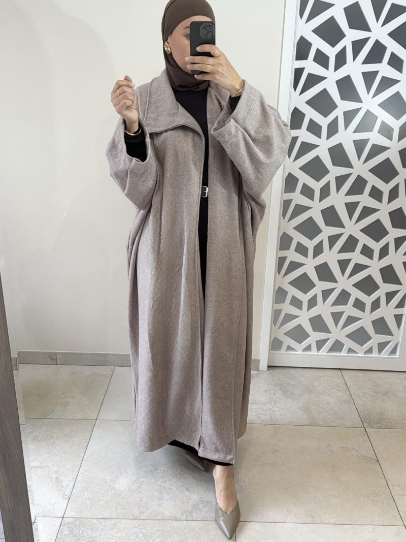3c13dcd8-4aea-4a09-9cd8-99f1936b519b Manteau long en laine taupe- Élégance intemporelle et chaleur raffinée