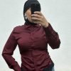 Chemise satinée avec finition dentelle – élégance et féminité bordeaux