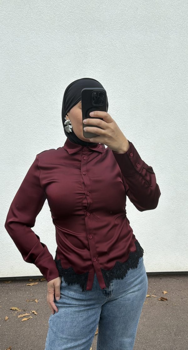 Chemise satinée avec finition dentelle – élégance et féminité bordeaux