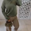Pull col roulé vert kaki en maille douce avec boutons dorés