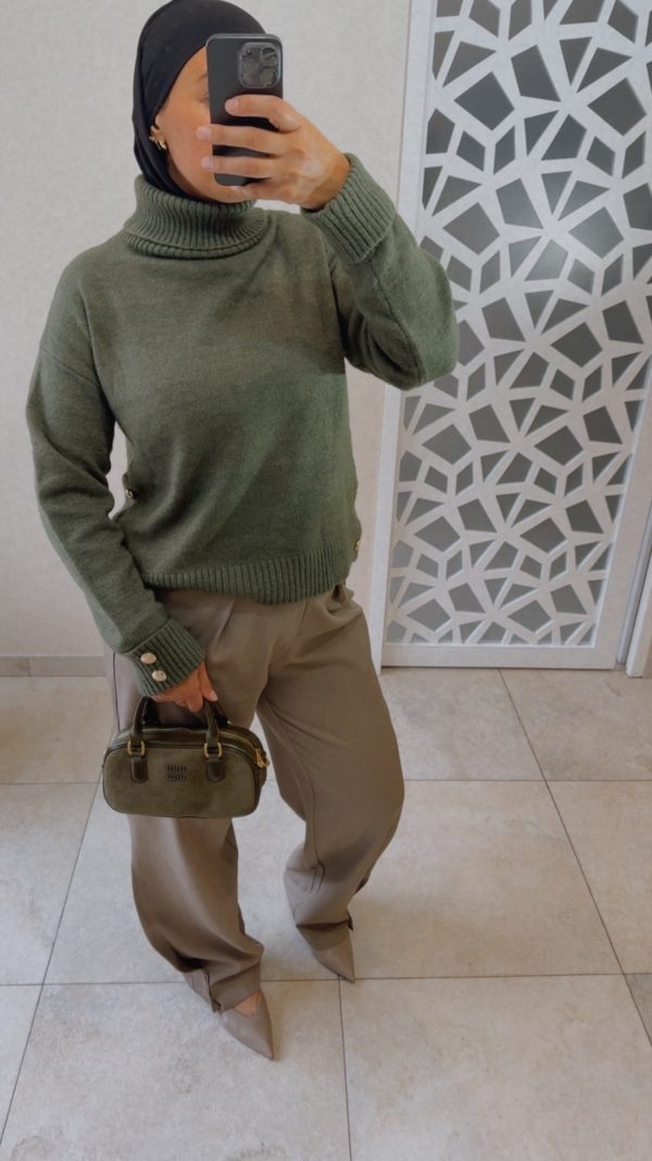 Pull col roulé vert kaki en maille douce avec boutons dorés