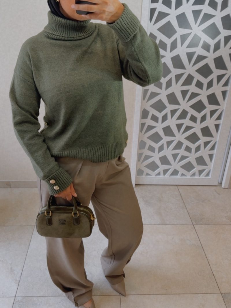 Pull col roulé vert kaki en maille douce avec boutons dorés