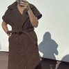 Manteau marron long sans manches matelassé avec ceinture