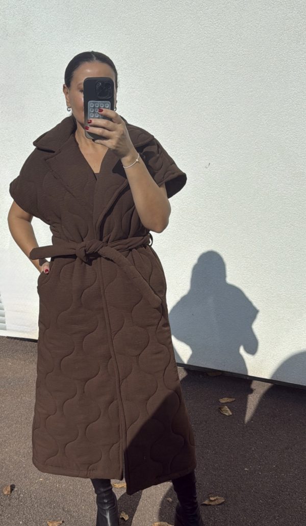 Manteau marron long sans manches matelassé avec ceinture