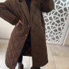 Manteau long matelassé taupe à col contrastant marron