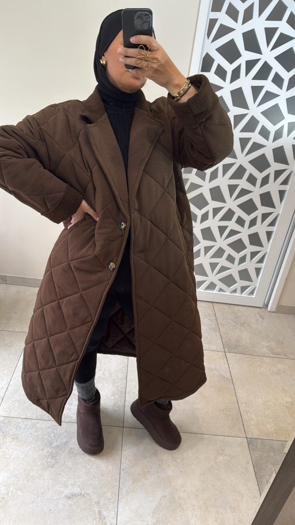 Manteau long matelassé taupe à col contrastant marron