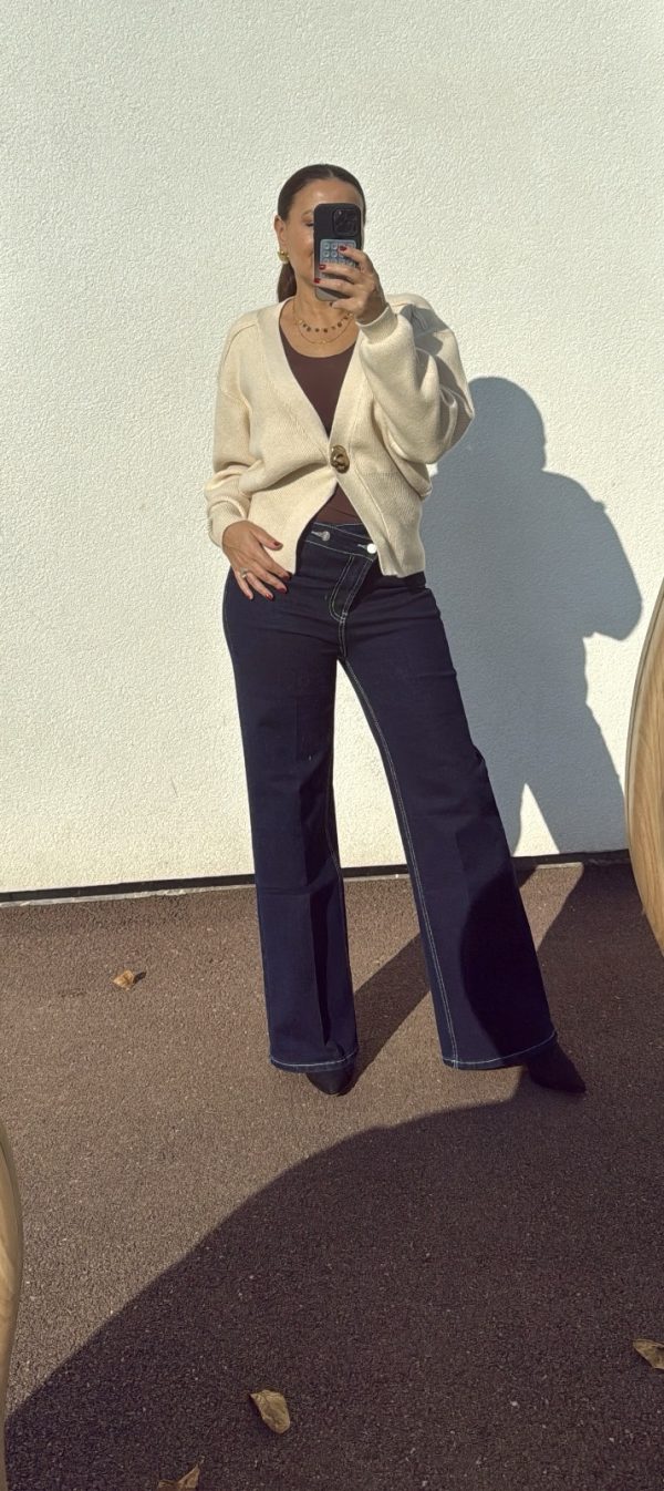 Gilet beige à gros bouton doré – Élégance et douceur pour l’automne