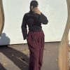 974fce85-f1b5-4c69-8fd7-a4c590935bbc-2 Pantalon large à pinces – coupe fluide et taille haute bordeaux