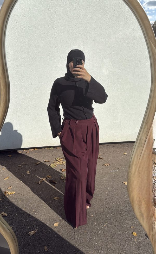 974fce85-f1b5-4c69-8fd7-a4c590935bbc-2 Pantalon large à pinces – coupe fluide et taille haute bordeaux