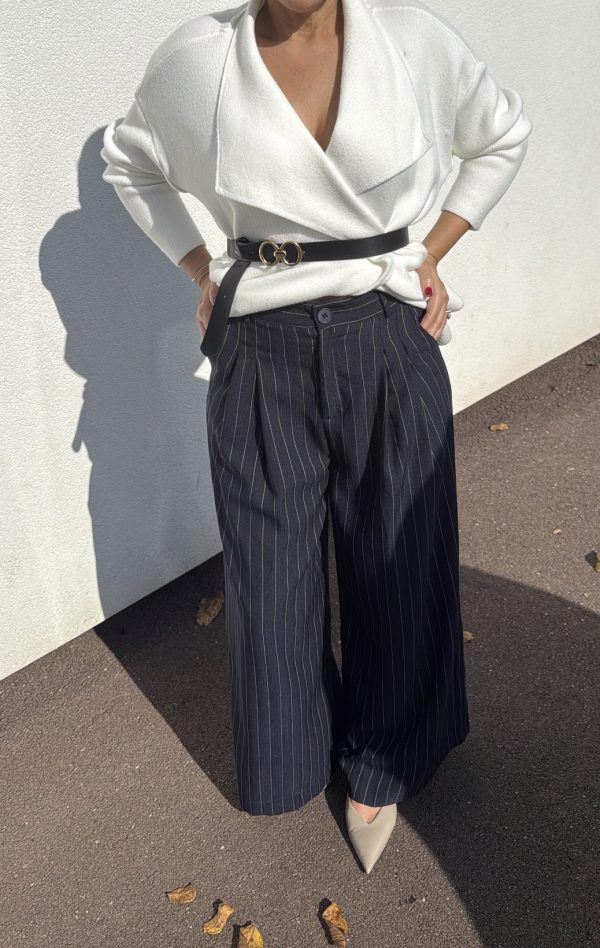 d2ec5a62-3abc-4c03-9ebb-c10e4157c9e5-2 Pantalon large à rayures – style tailleur chic bleu marine