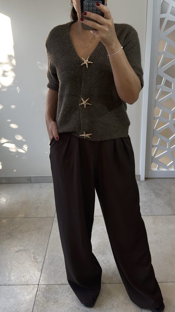 Cardigan taupe à boutons étoile dorée – Élégance unique et touche de fantaisie