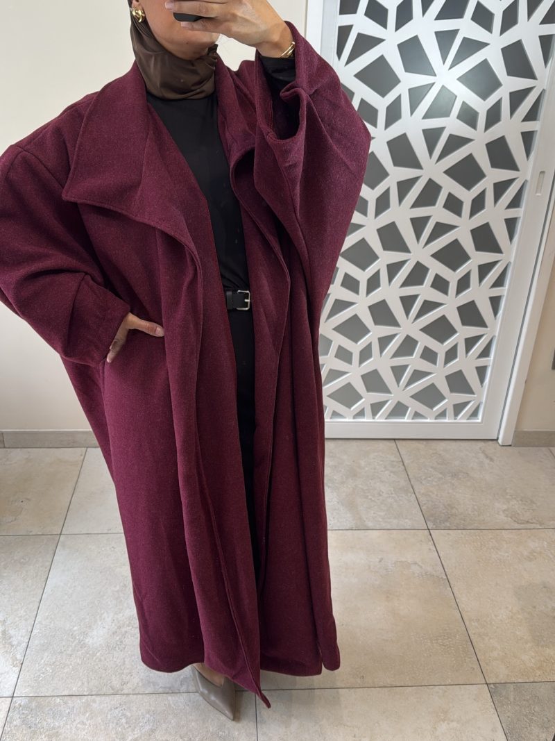 fd61cf76-e358-4fa1-8d81-33c5cae85bf5 Manteau long en laine bordeaux - Élégance intemporelle et chaleur raffinée