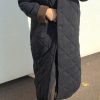 Manteau long matelassé noir à col contrastant noir